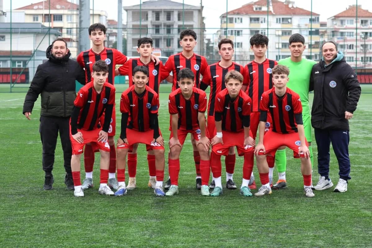 Çiftlikköy Belediyespor U15, Acarspor'u 3-1 Mağlup Etti Çiftlikköy Belediyespor U15, Acarspor'u 3-1 Mağlup Etti
