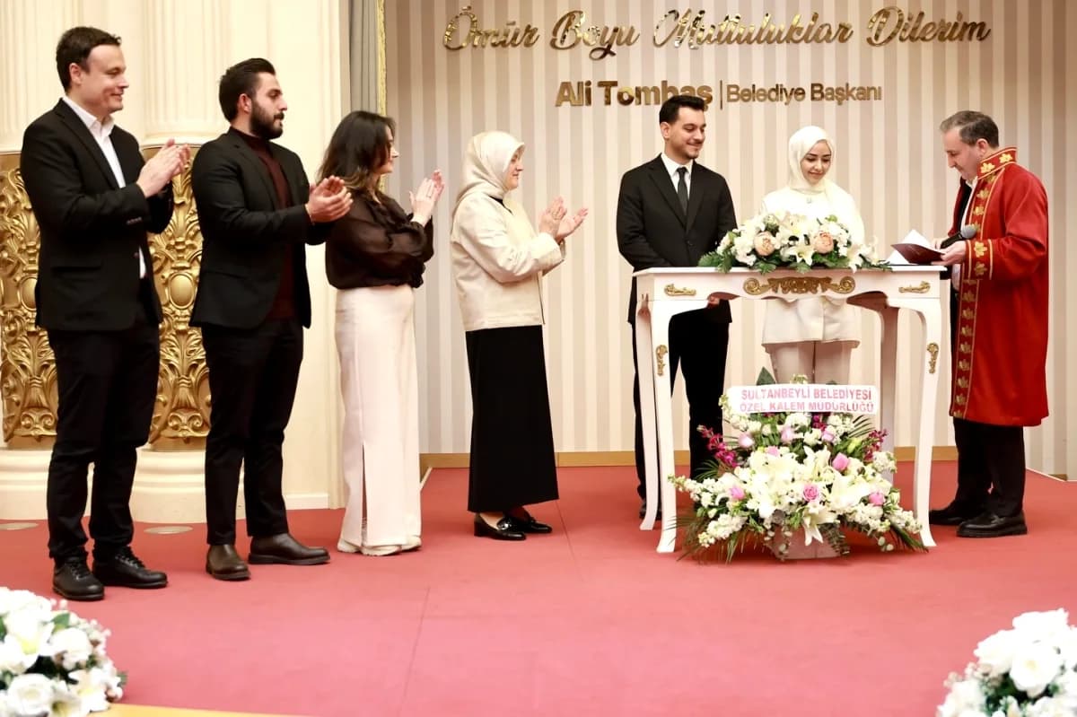 Belediye Başkanı Tombaş Sultanbeyli'de İki Çiftin Nikahına Şahitlik Etti