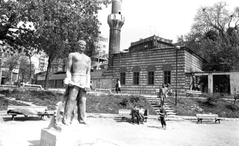 Tophane'de Kayıp İşçi Heykeli: Sanatla Yeniden Doğuş Tophane'de Kayıp İşçi Heykeli: Sanatla Yeniden Doğuş