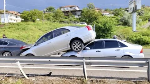 Zincirleme Kazada Araçlar Üst Üste Bindi: Çorum-Ankara Yolunda Korkutan Anlar