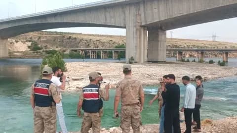 Adıyaman'da Fırat Köprüsü Altında Mahsur Kalan 8 Kişi Kurtarıldı