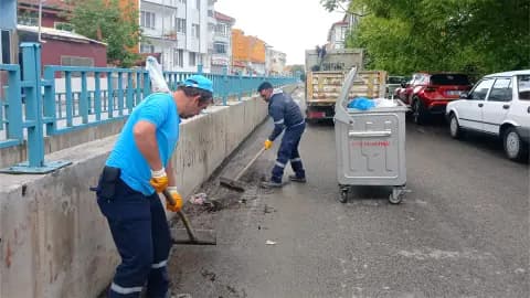 Kütahya'da Yağmur Izgaraları Temizlendi