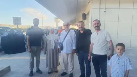 Van'dan Medine'ye Giden İlk Hac Kafilesi Döndü: Havalimanında Duygusal Karşılama
