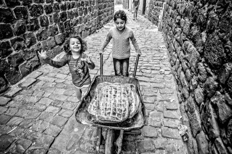 Çocukluğun En Saf Hali: 1960'ların Kamışlı'sında Bir 'Ekmek Macerası' görseli
