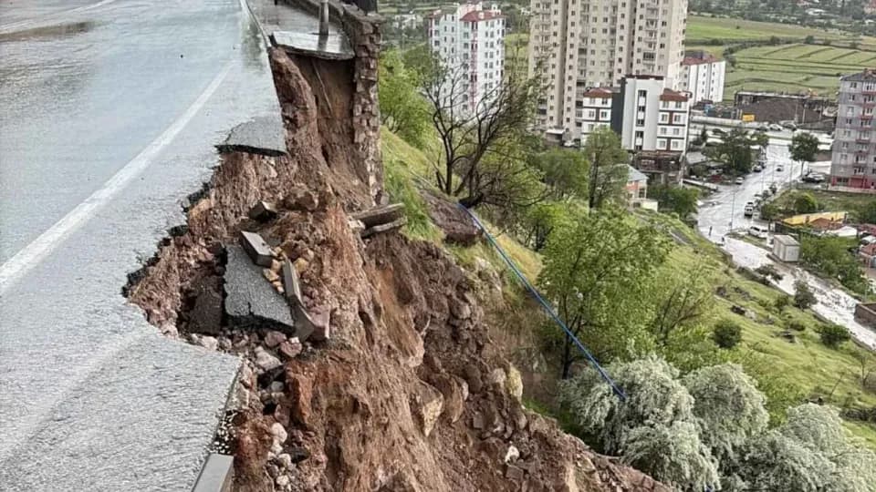 Kayseri'de Korkutan Anlar: Mimarsinan Mahallesi'nde İstinat Duvarı Çöktü görseli