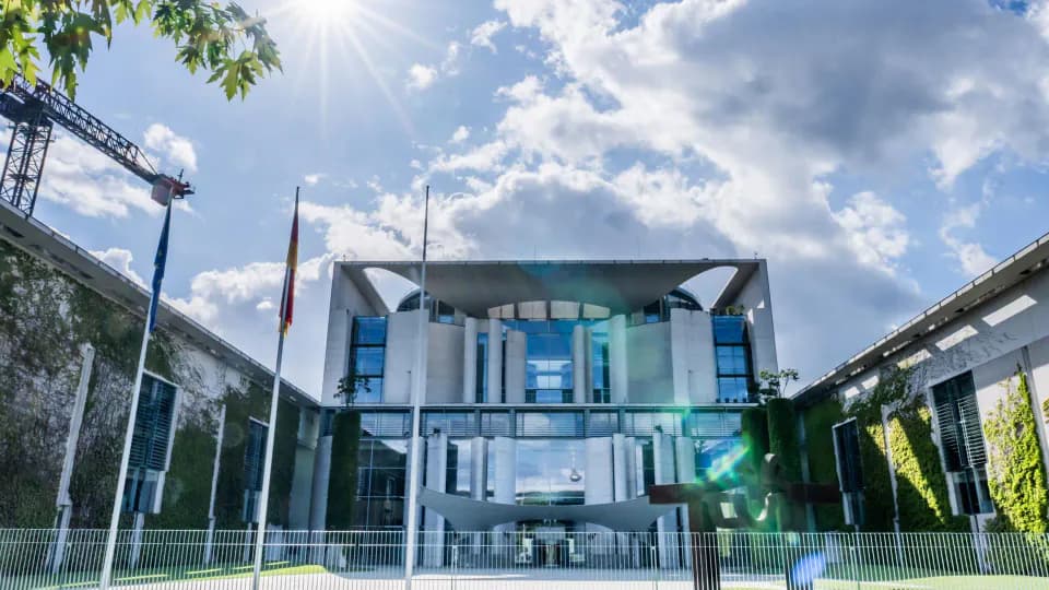 Almanya'da Kritik Zirve: Şansölye Merz Ekonomik Reformlar İçin Masada görseli