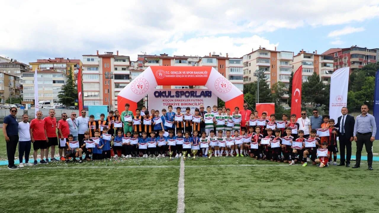 Okul Sporları Küçükler Futbol Türkiye Şampiyonu Belli Oldu: Kupa Bursa'ya Gitti Okul Sporları Küçükler Futbol Türkiye Şampiyonu Belli Oldu: Kupa Bursa'ya Gitti