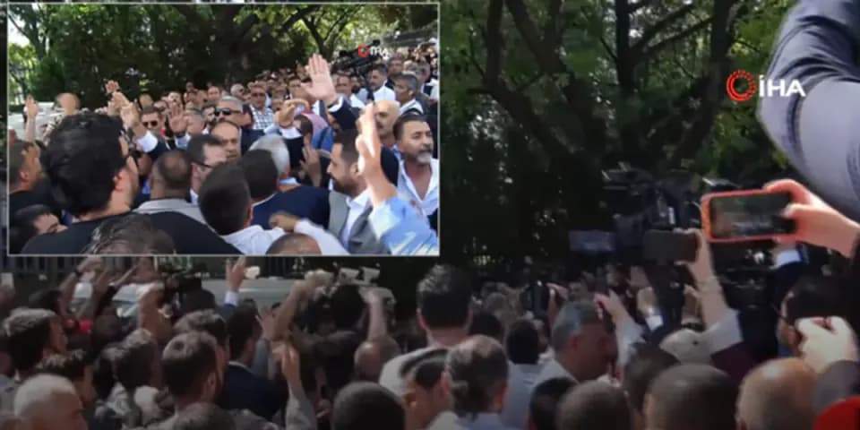 TBMM Önünde Gerginlik: Kılıçdaroğlu ve Özgür Özel Destekçileri Arasında Arbede görseli