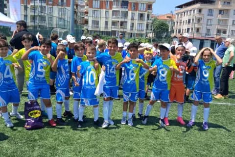 Yalova'da Minik Yıldızların Savaşı: İlkokul Futbol Şenliği'nde Şampiyon Belli Oldu
