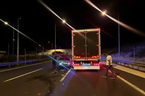 Gebze-İzmir Otoyolu'nda Sır Perdesi: Kamyona Çarpıp Aracını Bırakıp Kaçtı