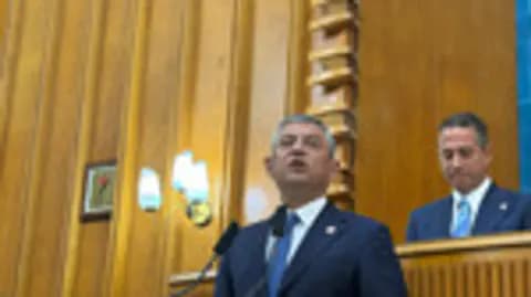 CHP'de Kürsü Gerilimi: Özgür Özel'den 'Zafer' Vurgulu Açıklama