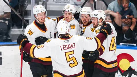Chicago Wolves'tan Mucizevi Dönüş: Calder Cup Yolunda Seri 3-3'e Geldi