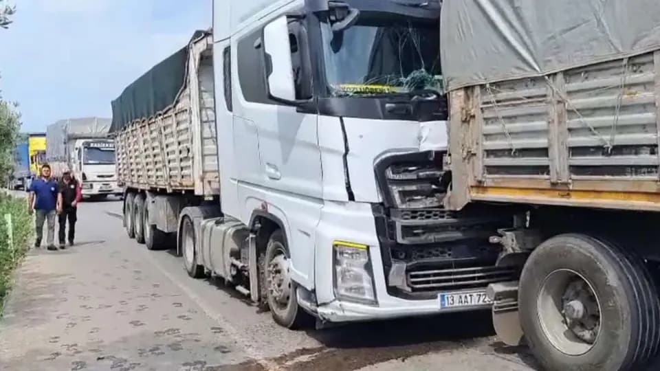 Bursa İznik'te Kömür Taşıyan Tırlar Çarpıştı: Kazada Can Kaybı Yok görseli
