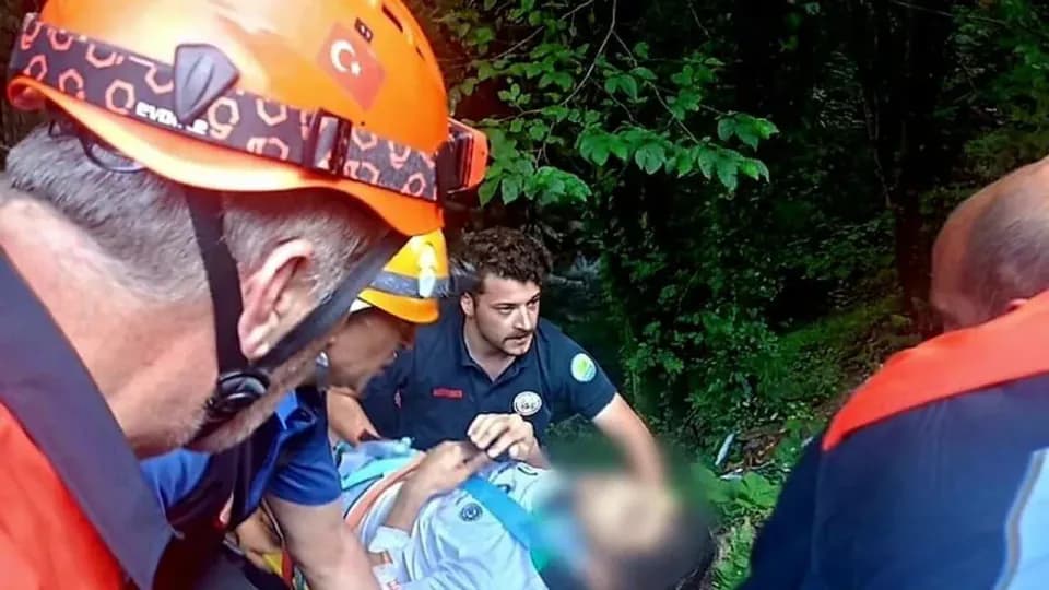 Yalova Sudüşen Şelalesi'nde Korkutan Kaza: 30 Metrelik Vadiden Kurtarıldı görseli
