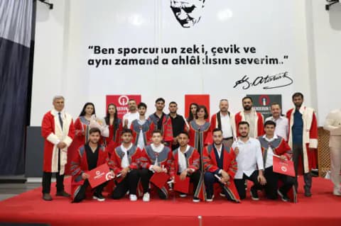 İSTE İskenderun Meslek Yüksekokulu'nda Mezuniyet Coşkusu: Gençler Kep Attı
