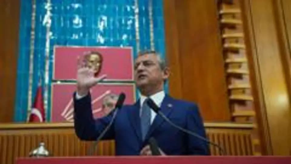 Özgür Özel'den TBMM Önünde Kritik Mesaj: Önce Kurultay Sonra İktidar görseli