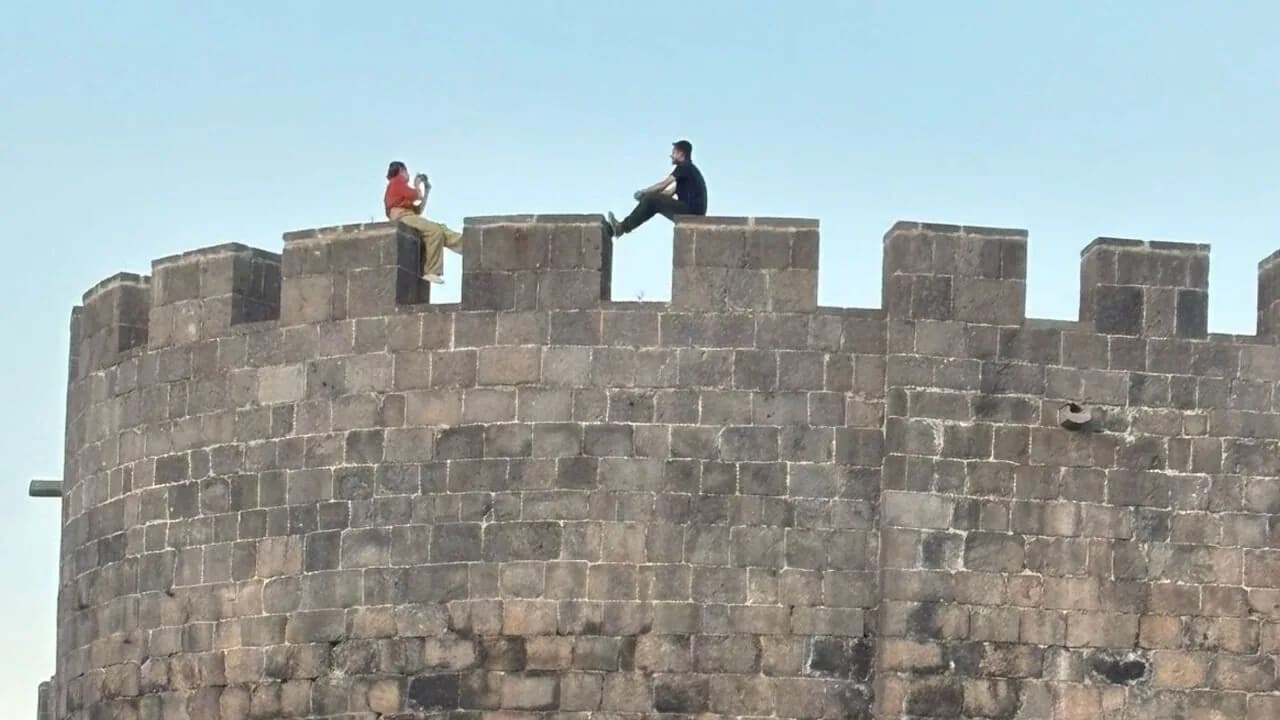 Diyarbakır Surlarında Selfie Tehlikesi: İki Genç Ölümle Burun Buruna Geldi Diyarbakır Surlarında Selfie Tehlikesi: İki Genç Ölümle Burun Buruna Geldi