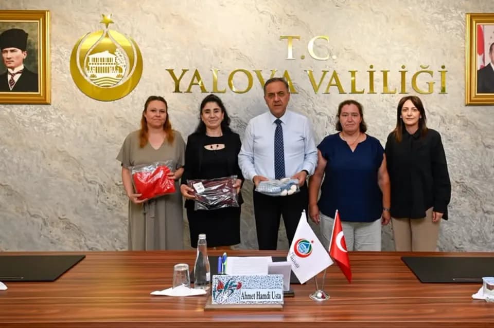 Yalova'da anlamlı dayanışma: Kimsesiz çocuklar için yüzlerce kışlık giysi örüldü görseli