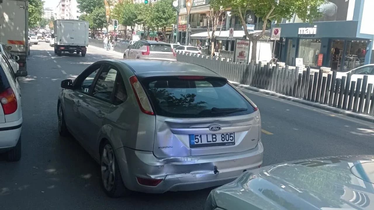 Niğde'de Korkutan Kaza: Dr. Sami Yağız Caddesi'nde Araçlar Birbirine Girdi