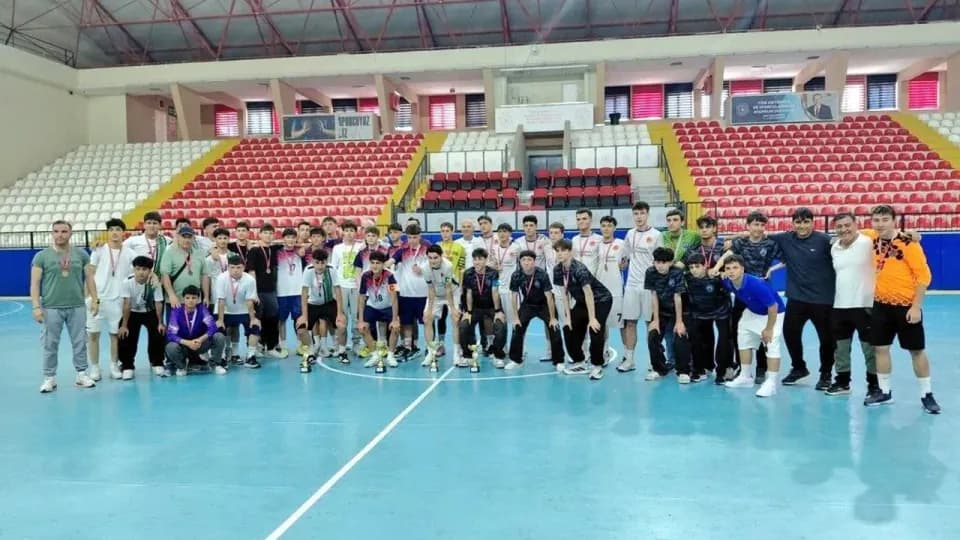 Eskişehir'de Futsal Heyecanı: Genç Sporcular Şampiyonluk İçin Yarıştı görseli