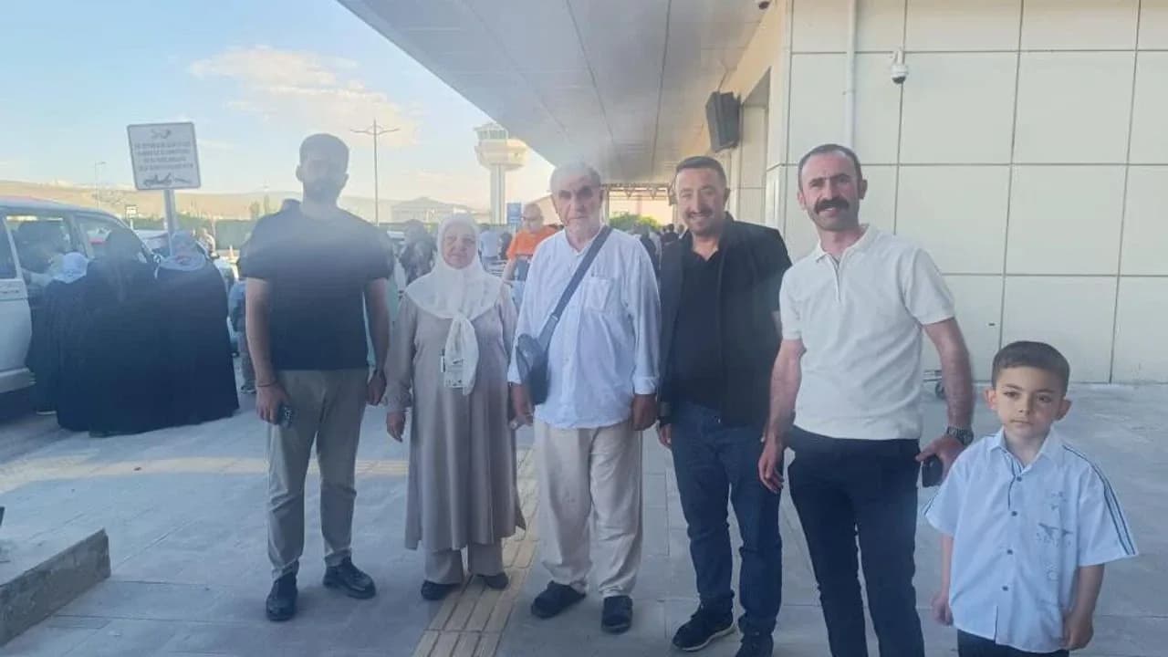 Van'da Duygusal Kavuşma: İlk Hac Kafilesi Ferit Melen Havalimanı'na Döndü