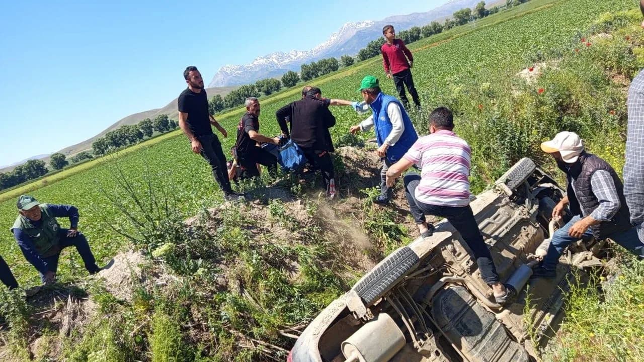 Elbistan'da Korkutan Kaza: Kontrolden Çıkan Otomobil Kanala Uçtu Elbistan'da Korkutan Kaza: Kontrolden Çıkan Otomobil Kanala Uçtu