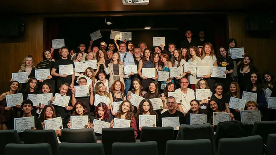 Sanatla Dönüşüm: Folkart Academy Yetişkin Eğitimlerinde Mezuniyet Heyecanı görseli