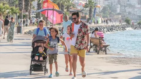 Ne Olacak Halim Filmi Konusu ve Oyuncuları: Emre Altuğ ve Algı Eke Başrolde