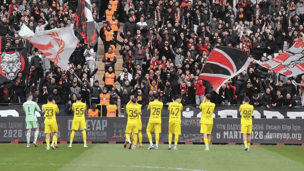 Eskişehirspor Taraftarlar Birliği'nden Kritik Çağrı: Yeni Sezon İçin Kenetlenme Vakti Eskişehirspor Taraftarlar Birliği'nden Kritik Çağrı: Yeni Sezon İçin Kenetlenme Vakti