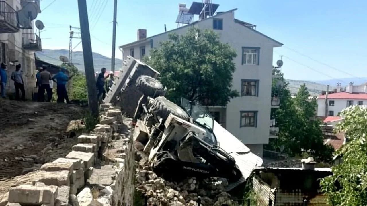 Çemişgezek'te Korkutan Kaza: Doğalgaz Çalışmasında İş Makinesi Devrildi