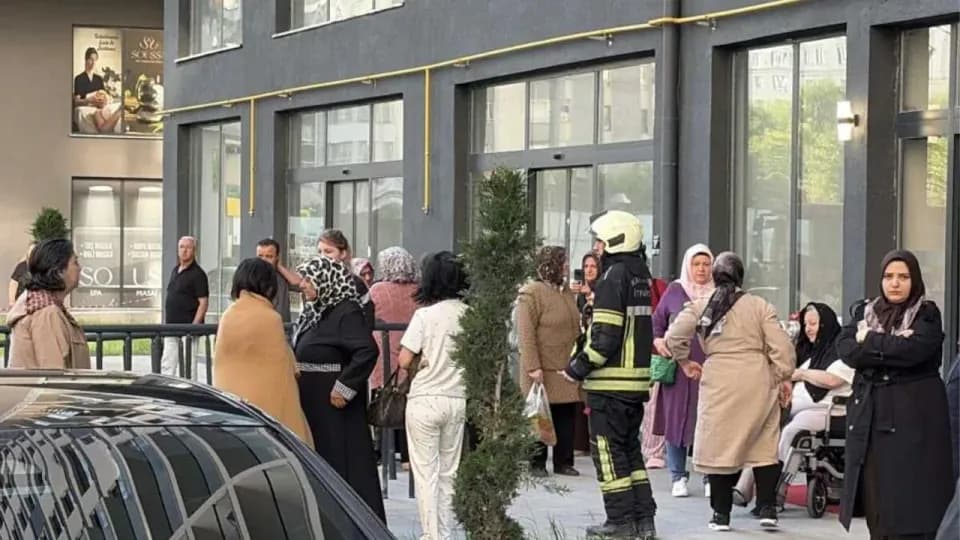 Kayseri'de 20 Katlı Binada Yangın Alarmı Paniği: Binlerce Kişi Sokağa Döktü görseli