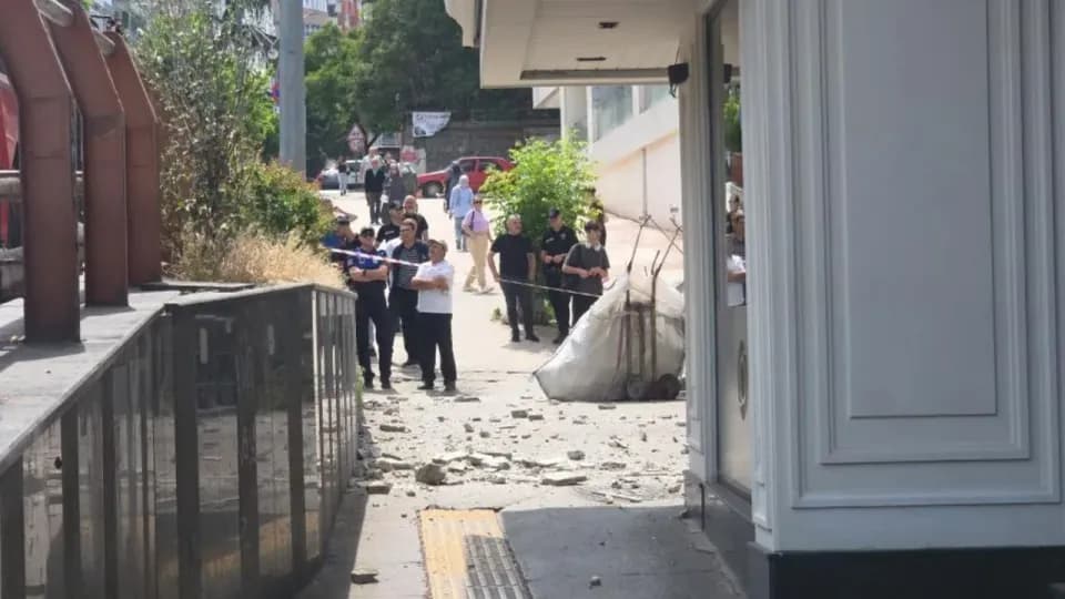 Samsun'da Korkutan Olay: Bafra İşhanı'ndan Kopan Sıvalar Yaraladı görseli