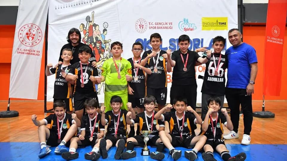 Futsal Turnuvasında Heyecan Dolu Final: Abdulkadir Özcan İmam Hatip Anadolu Ortaokulu Bronz Madalyayı Aldı görseli