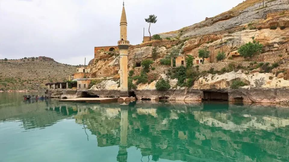 Şanlıurfa'da Tarihe Yolculuk: Batık Şehir Halfeti ve Göbeklitepe Rehberi görseli