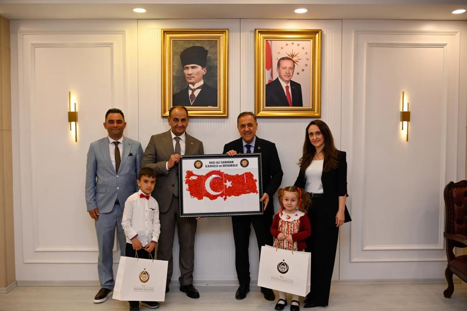 Minik Ellerden Büyük Anlam: Yalova'da Bayrak Sevgisi Haritaya Dönüştü Minik Ellerden Büyük Anlam: Yalova'da Bayrak Sevgisi Haritaya Dönüştü