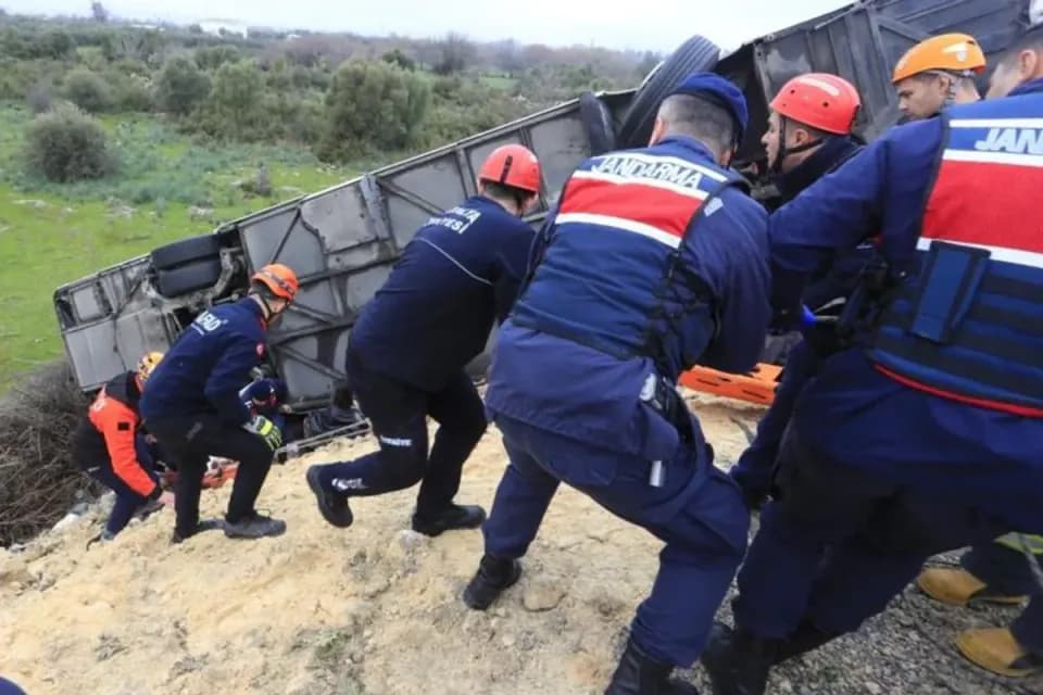Antalya'daki feci otobüs kazasında bilirkişi raporu: Hız sınırı 50, araç 95 km ile... görseli