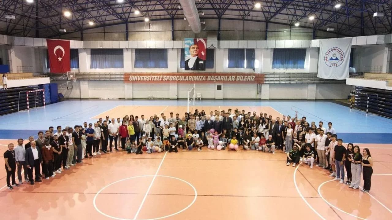 Erciyes Üniversitesi'nde 1200 Sporcu Yarıştı: Büyük Ödül Töreni Yapıldı Erciyes Üniversitesi'nde 1200 Sporcu Yarıştı: Büyük Ödül Töreni Yapıldı