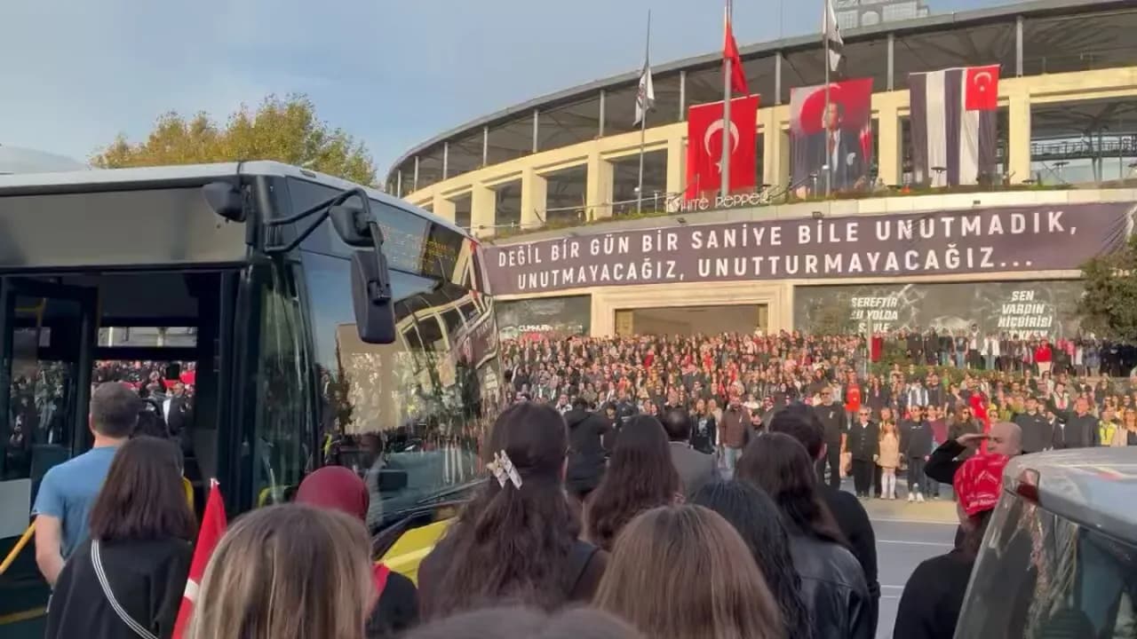 Atatürk'ü Anma Töreni: Dolmabahçe'de Binlerce Kişi Bir Araya Geldi Atatürk'ü Anma Töreni: Dolmabahçe'de Binlerce Kişi Bir Araya Geldi
