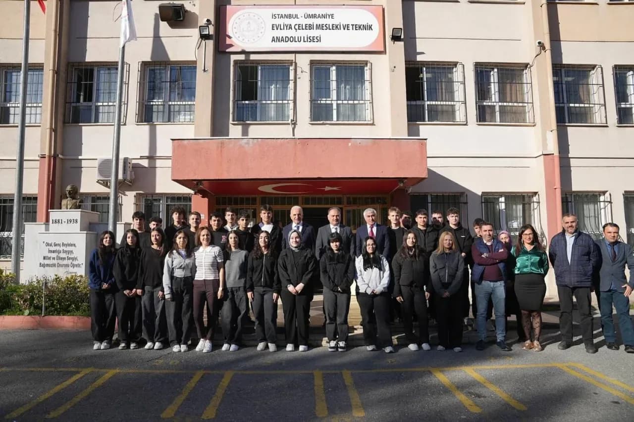 Ümraniye'de "Bayrağın Gölgesinde Birlikteyiz" Projesi Kapsamında Anlamlı Tören ve Ziyaretler Gerçekleştirildi Ümraniye'de "Bayrağın Gölgesinde Birlikteyiz" Projesi Kapsamında Anlamlı Tören ve Ziyaretler Gerçekleştirildi