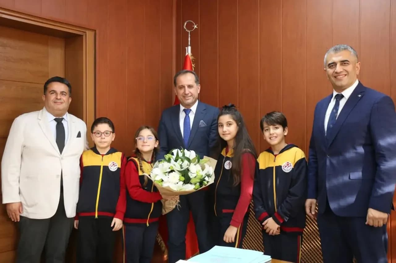 İstanbul Tuzla'da Öğretmenler Günü Coşkusu: İlçe Milli Eğitim Müdürü Ziyaret Edildi İstanbul Tuzla'da Öğretmenler Günü Coşkusu: İlçe Milli Eğitim Müdürü Ziyaret Edildi
