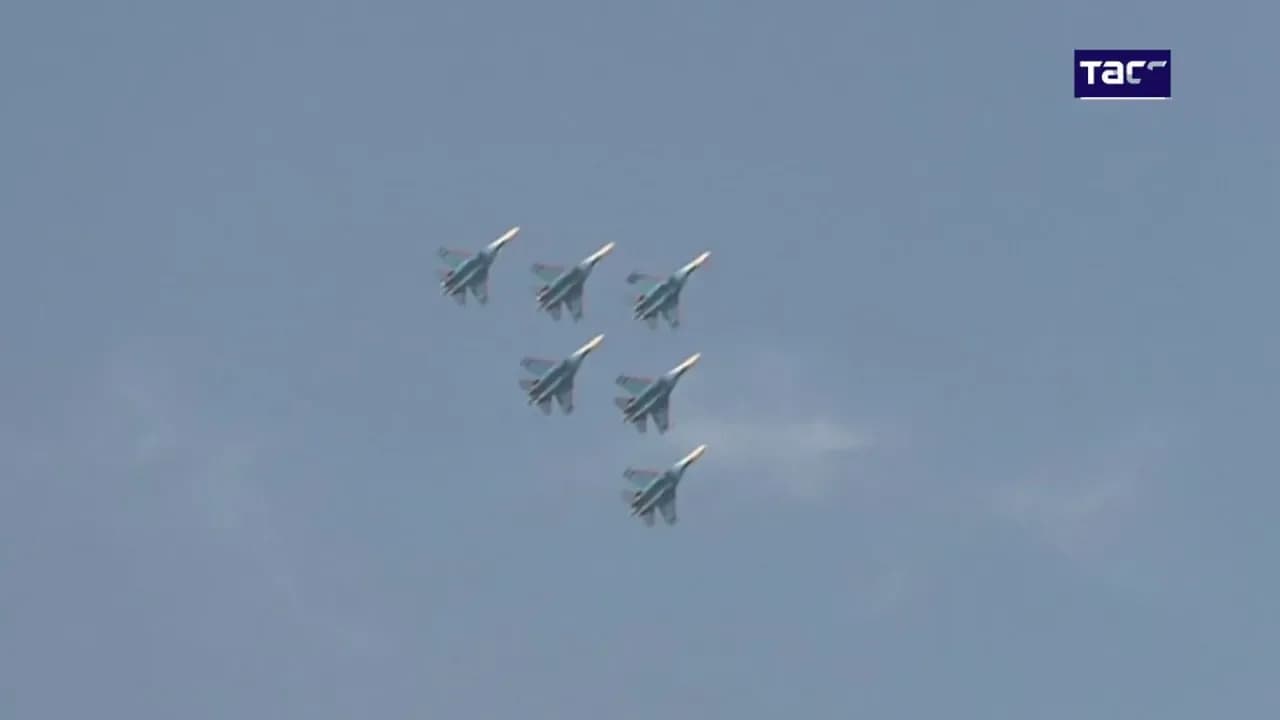 Rus Şövalyeleri Akrobasi Ekibi Dubai Airshow 2025'te Nefes Kesen Bir Gösteriye İmza Attı Rus Şövalyeleri Akrobasi Ekibi Dubai Airshow 2025'te Nefes Kesen Bir Gösteriye İmza Attı