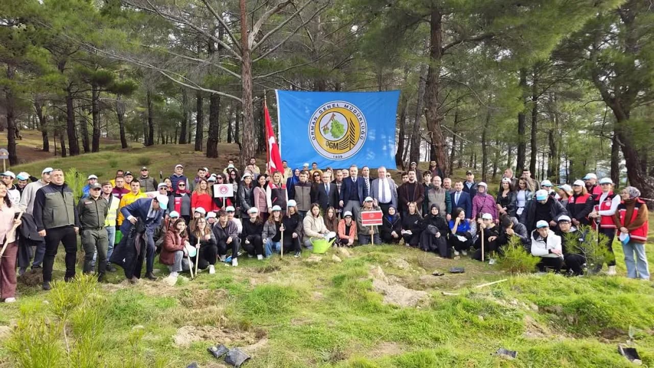Edremit'te 11 Kasım'da Geleceğe Nefes Olmak İçin Fidanlar Toprakla Buluştu Edremit'te 11 Kasım'da Geleceğe Nefes Olmak İçin Fidanlar Toprakla Buluştu