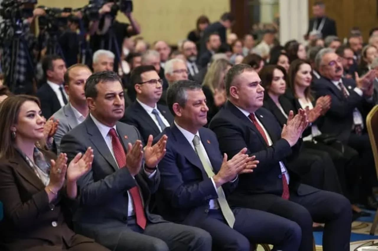 CHP'li Gamze Taşçıer ve Özgür Özel, Türk Eczacıları Birliği Kongresi'ne Katıldı CHP'li Gamze Taşçıer ve Özgür Özel, Türk Eczacıları Birliği Kongresi'ne Katıldı