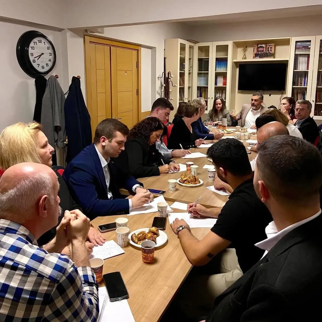 CHP'li Eğitim Sekreterleri Kadıköy'de Buluştu: Aydınlık Yarınlar İçin Eğitim Vurgusu CHP'li Eğitim Sekreterleri Kadıköy'de Buluştu: Aydınlık Yarınlar İçin Eğitim Vurgusu