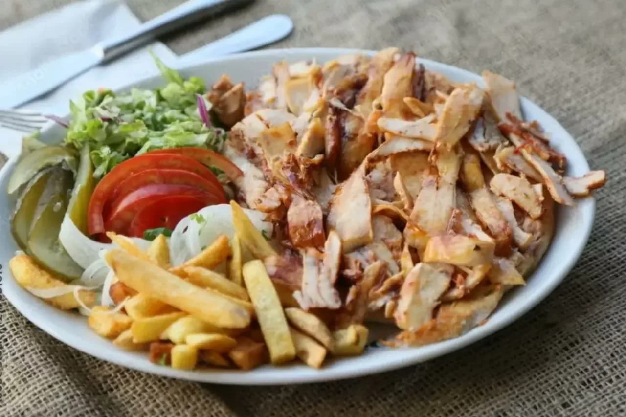 Tokat'ta 5 Lise Öğrencisi Tavuk Döner Yedikten Sonra Hastanelik Oldu Tokat'ta 5 Lise Öğrencisi Tavuk Döner Yedikten Sonra Hastanelik Oldu
