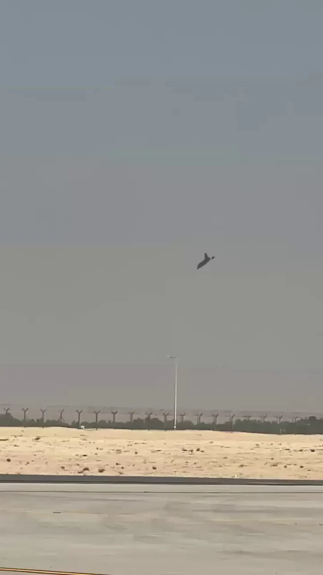 Dubai Airshow'da Hindistan Yapımı Tejas Savaş Uçağı İnişte Pistten Çıktı