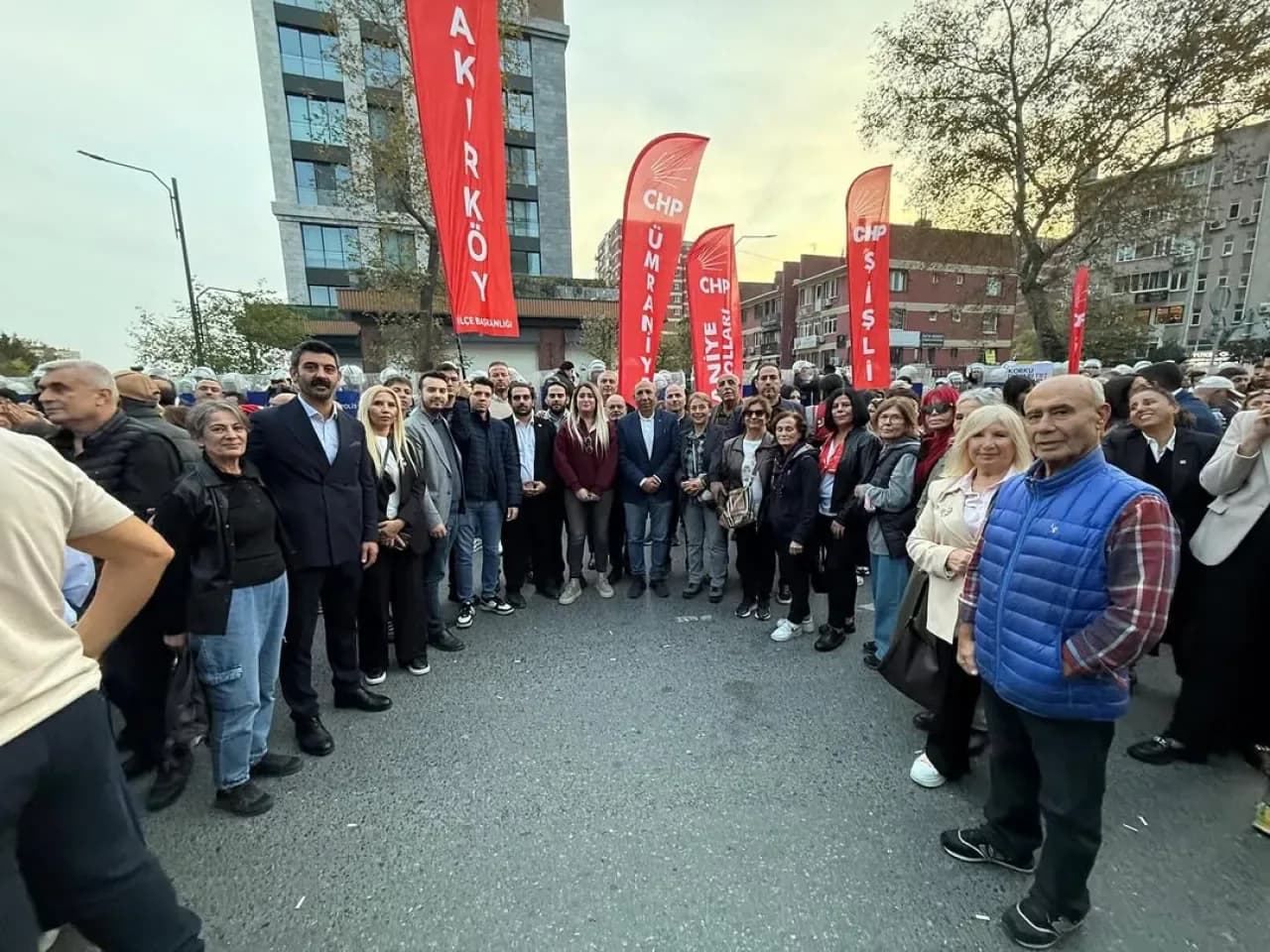 İmamoğlu ve Yol Arkadaşları İçin TRT Önünde Adil Yargılama Talebi İmamoğlu ve Yol Arkadaşları İçin TRT Önünde Adil Yargılama Talebi