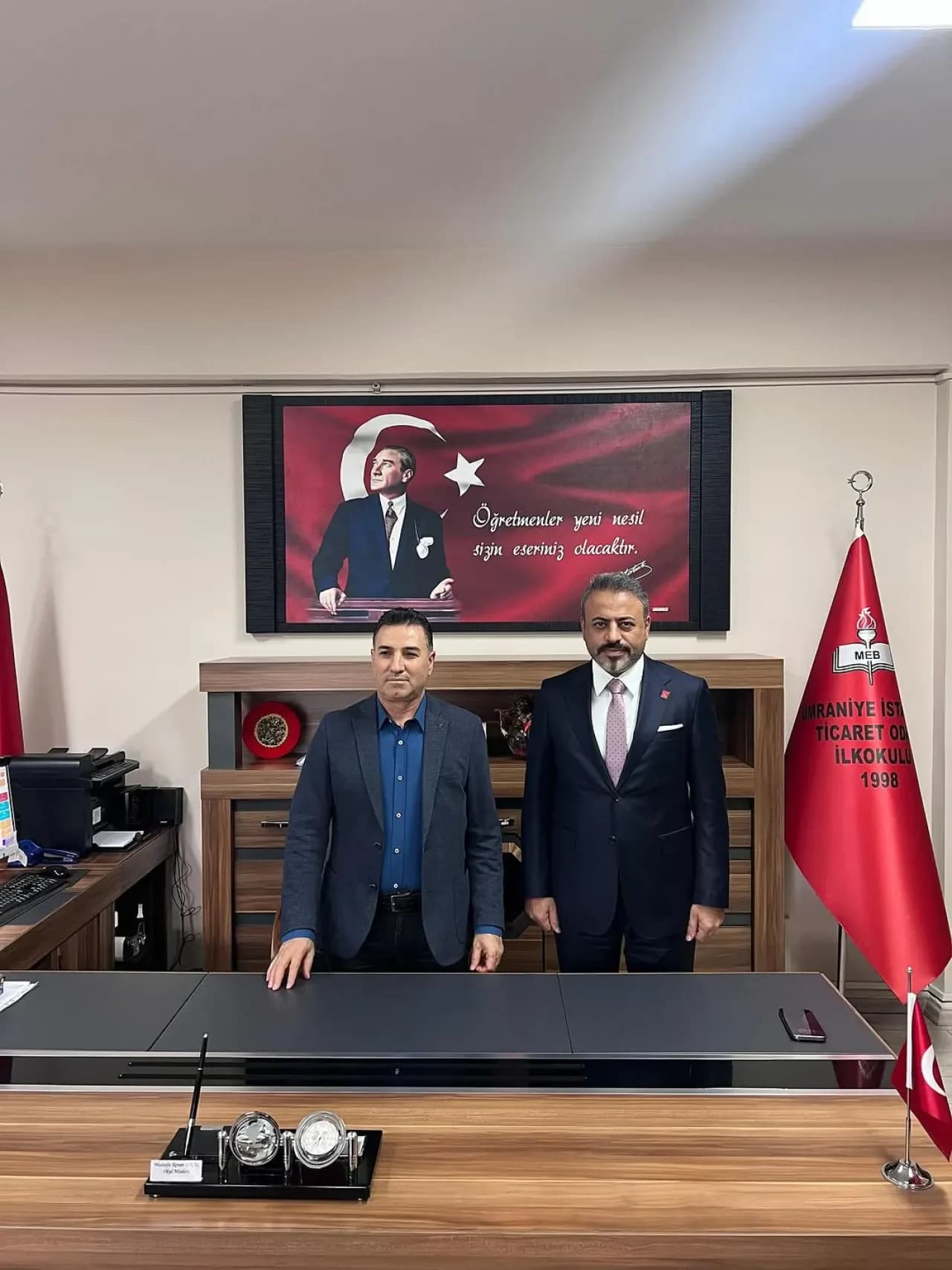 CHP Ümraniye İlçe Başkanlığı, İlköğretim Okulu Müdürü'nü Ziyaret Etti CHP Ümraniye İlçe Başkanlığı, İlköğretim Okulu Müdürü'nü Ziyaret Etti