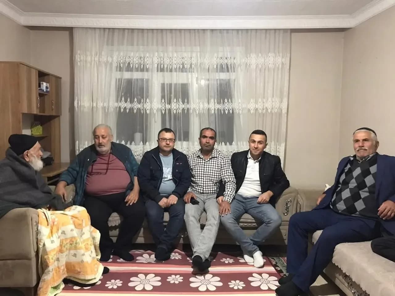 AK Parti Ümraniye Teşkilatı Mahalle Ziyaretlerini Sürdürüyor AK Parti Ümraniye Teşkilatı Mahalle Ziyaretlerini Sürdürüyor