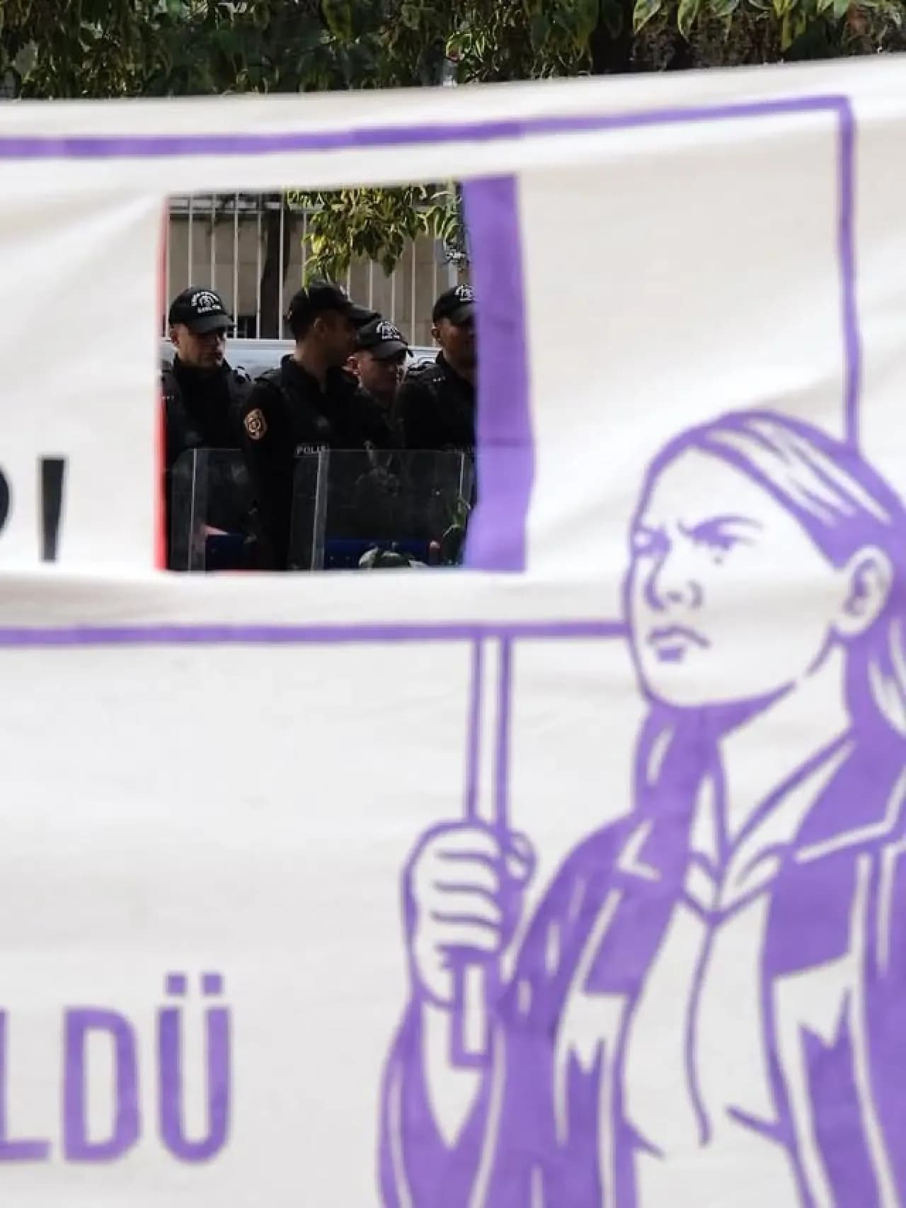 Kadına Yönelik Şiddete Karşı Mücadele Günü'nde CHP Kadıköy Gençlik Kolları'ndan SANSÜRLENDİK İtirazı
